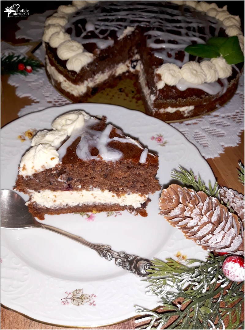 Świąteczny piernikowy tort z cytrynowym kremem i wisienkami