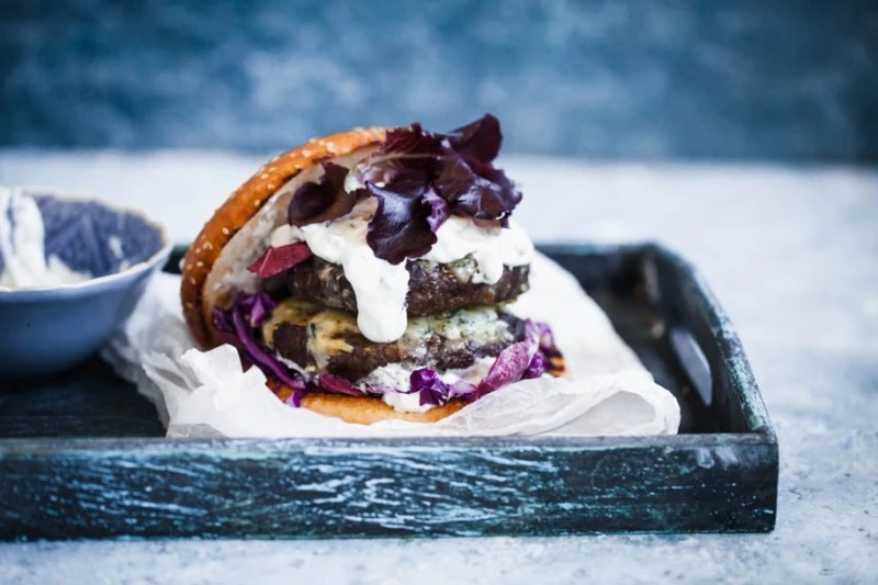 BURGERY Z GORGONZOLĄ I CZERWONĄ KAPUSTĄ