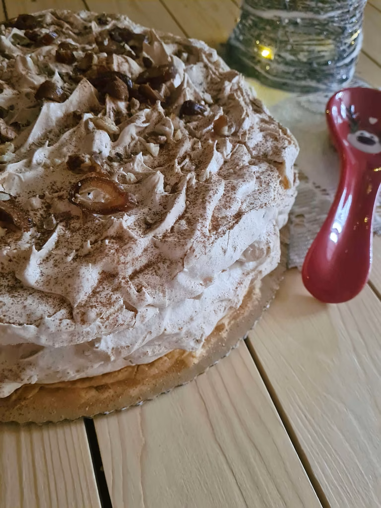 Dacquoise z kremem kajmakowo-cynamonowym i daktylami