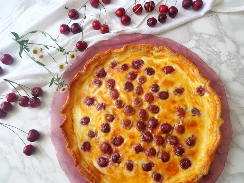 Tarta na francuskim cieście z czereśniami