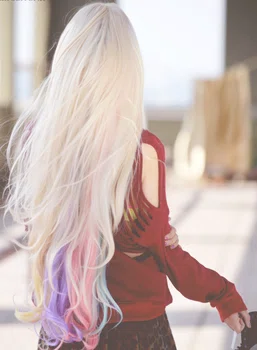Długie blond wlosy z kolorowymi końcówkami