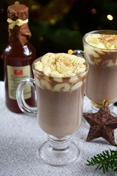 Gorąca czekolada z syropem korzennym