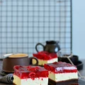 Brownie ze śmietankową pianką i malinami w galaretce