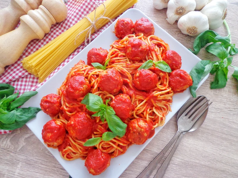 Spaghetti w sosie pomidorowym z pulpecikami