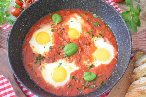 Neapolitańskie jajka w sosie pomidorowym - "Uova in purgatorio"