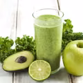 ZDROWE SMOOTHIE Z JARMUŻEM, BAZYLIĄ I OWOCAMI