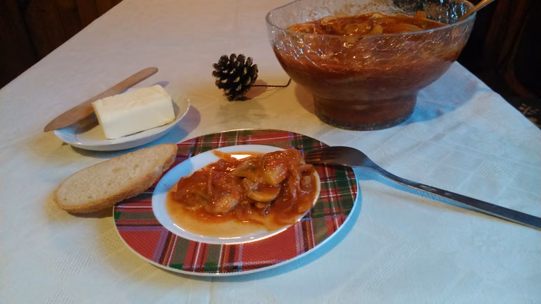 śledzie w sosie pomidorowo-pieczarkowym