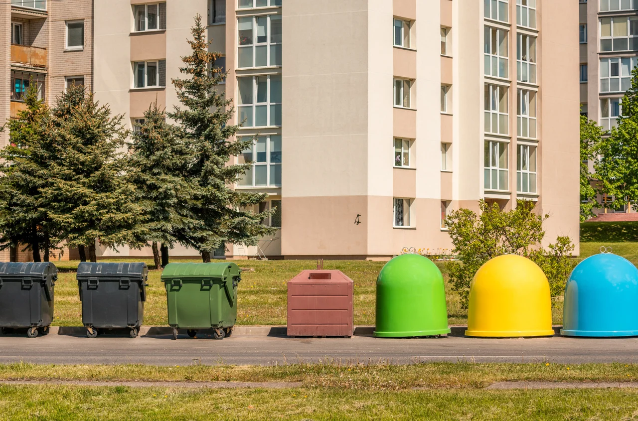 Śmietniki otwierane na kartę z wagą i kamerą! Kolejne polskie miasto wprowadza rewolucję w segregacji odpadów
