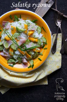 Sałatka ryżowa z mango i szynką