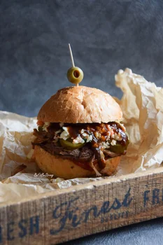 Pulled Pork Burger z surówką Coleslaw i sosem BBQ