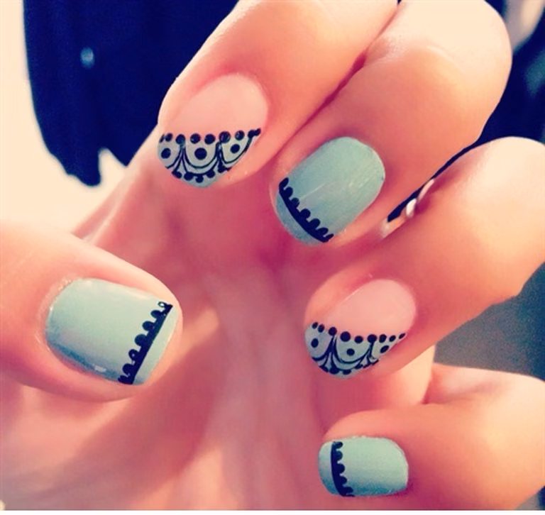 Błękitny manicure z wzorkami