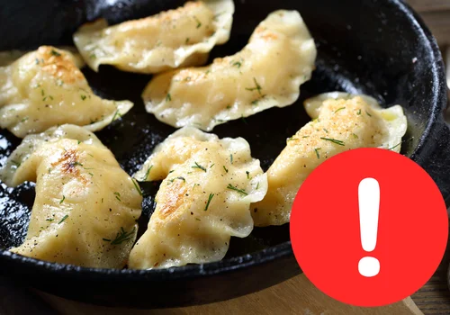 Nie podsmażaj pierogów od razu po ugotowaniu! Oto, co się wtedy dzieje