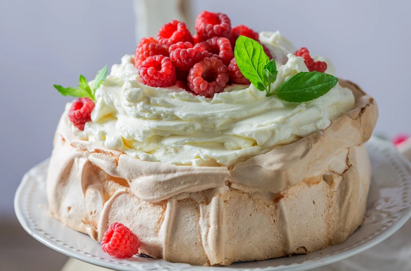 Lekka jak chmurka beza Pavlova z malinami – delikatny i elegancki deser!