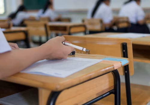 Koniec z progiem 30% na maturze! Ministerstwo Edukacji obejmie 3 roczniki wyjątkową ulgą!