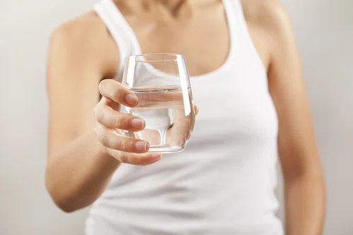 8 prostych trików na picie większej ilości wody w ciągu dnia