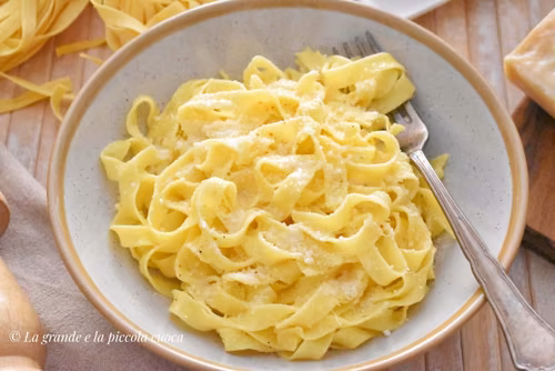Fettuccine Alfredo - makaron z maślanym sosem i parmezanem