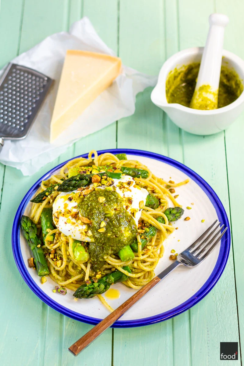 Spaghetti z pistacjowym pesto, szparagami i burratą