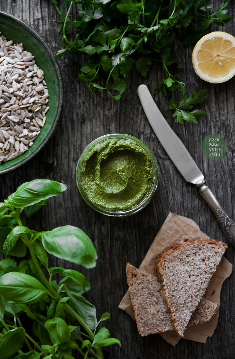 Domowe pesto z bazylii, zielonej pietruszki i słonecznika
