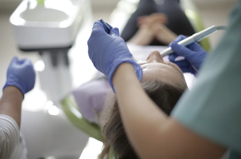 NFZ zapłaci za usługi dentystyczne! Jakie zabiegi będą za darmo?