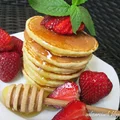 Pancakes z truskawkami i miodem