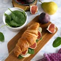 Croissant z cheddarem, szpinakiem, figą i gruszką
