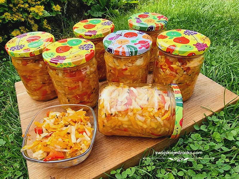 Pikantna sałatka z selerem i papryką
