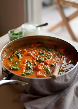 curry z batata, pomidorów, szpinaku i ciecierzycy, czyli idealny przepis na jesień!
