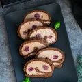 Kakaowa rolada z masą czekoladową i wiśniami
