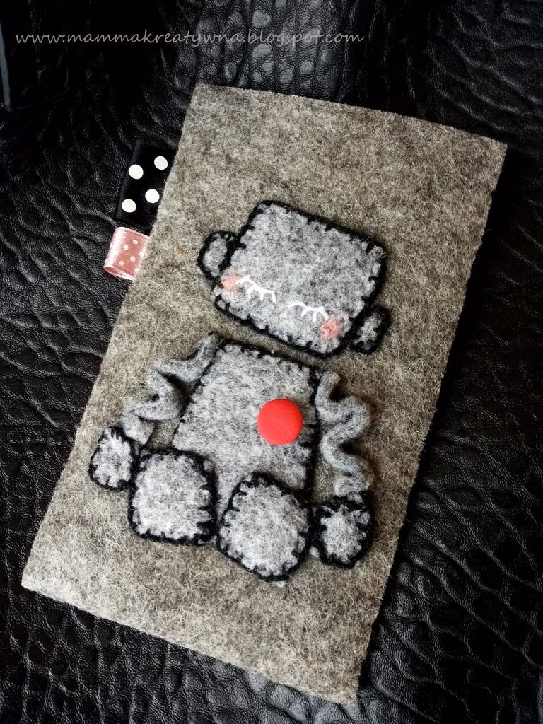 Etui na telefon z filcu- robocik