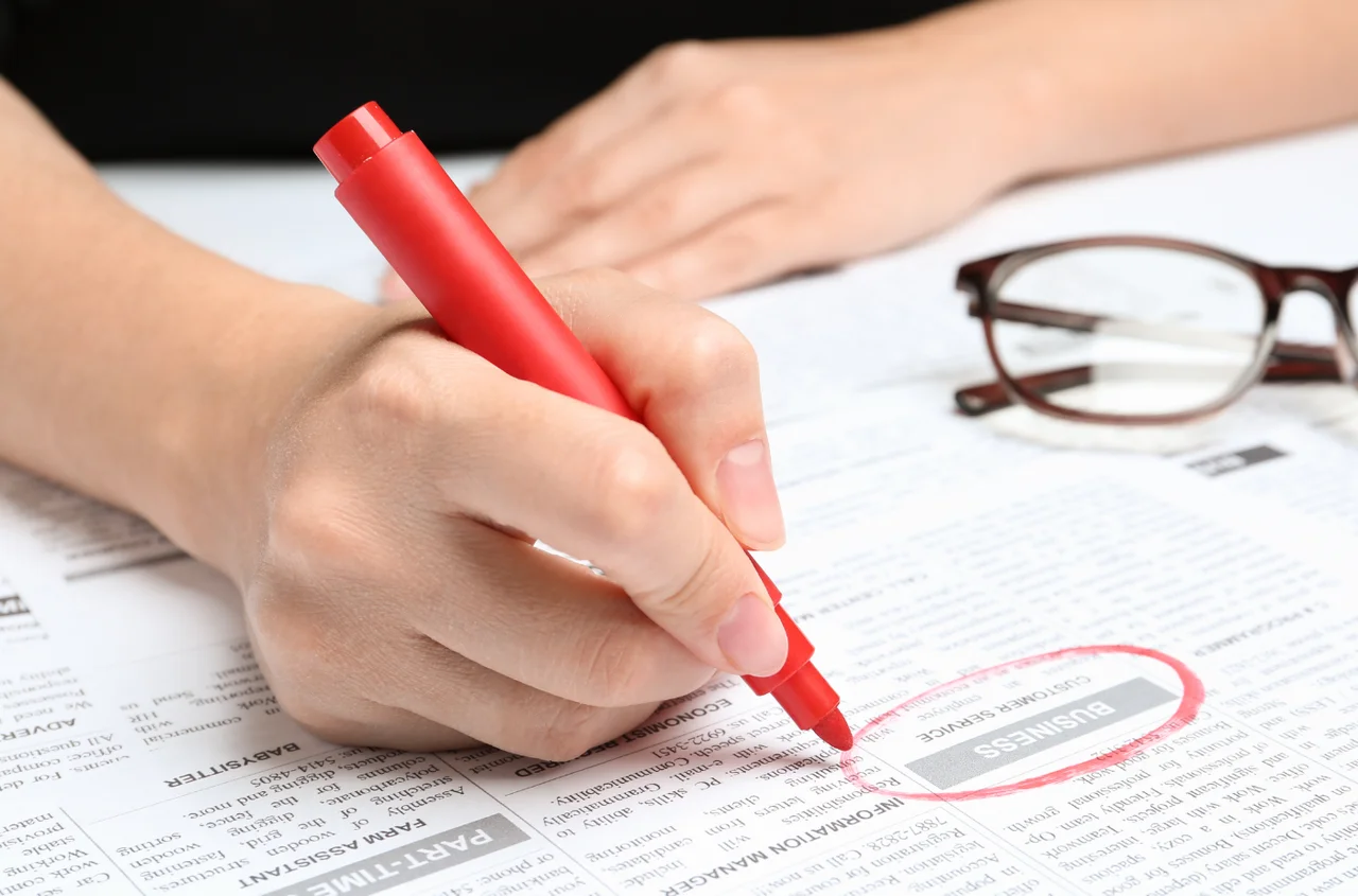 Koniec z ogłoszeniami tylko dla "kierownika" czy "asystentki". Czas na neutralne płciowo stanowiska pracy