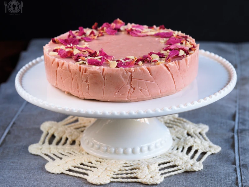 Keto sernik kokosowo – rabarbarowy - moderncavegirl.pl