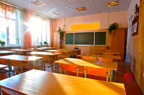 Puste klasy przed wakacjami. MEN szuka sposobu na rosnący problem!