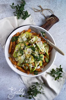 Makaron penne z pesto i cukinią