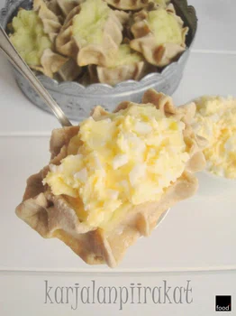Karjalanpiirakat - pierogi karelskie podawane z masłem jajecznym munavoi