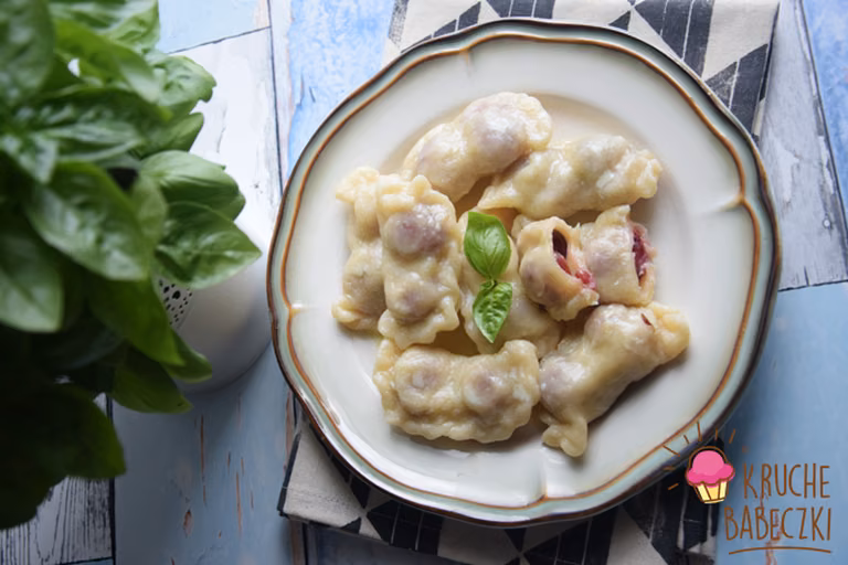 PIEROGI Z CZEREŚNIAMI I SOSEM Z BIAŁEJ CZEKOLADY