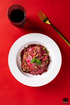 Ravioli z burakiem i ricottą podane z pistacjową gremolatą