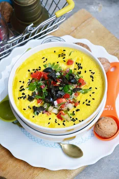 Zupa krem z kukurydzy z czarnuszką, papryką i czarnymi oliwkami