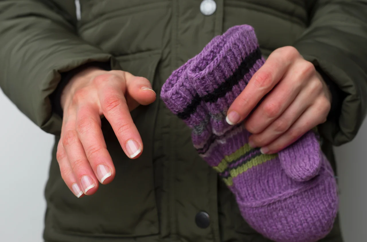 Jak prawidłowo dbać o dłonie zimą? Lifehacki, które musisz wypróbować! Sprawdź i pożegnaj szorstką skórę!