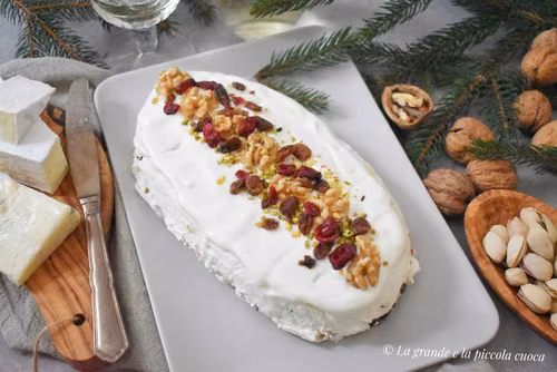 Terrina serowa z camembert, gorgonzolą i suszonymi owocami
