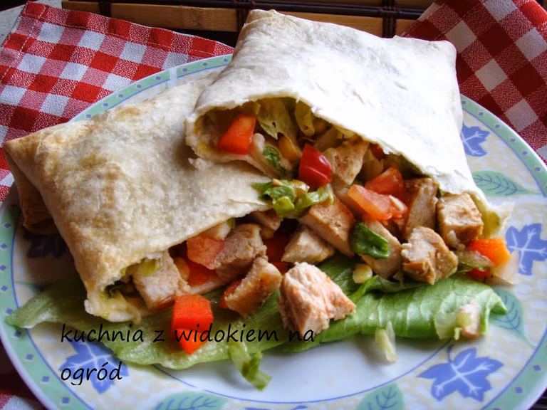 Tortilla z grillowanym kurczakiem i warzywami.