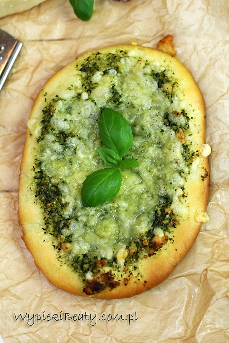 Minipizza z pesto z bazylii i roszponki