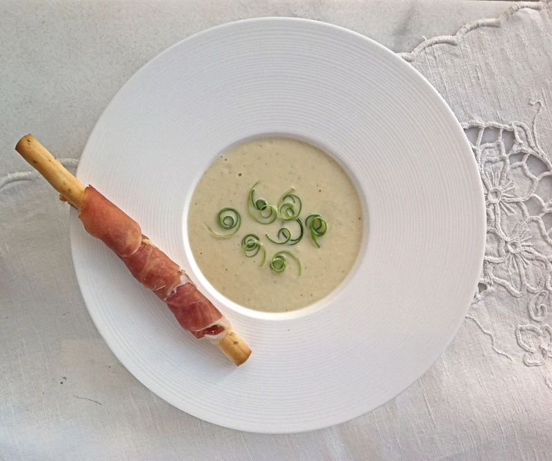 Krem z białych warzyw z pesto i rukolą