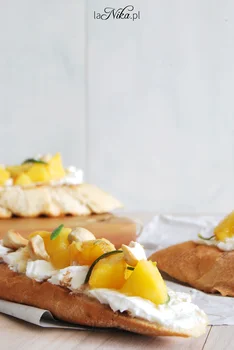 Bruschetta z brzoskwiniami, kozim serem i orzechami nerkowca