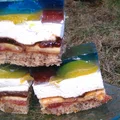 Ciasto z delicjami i kolorowymi galaretkami