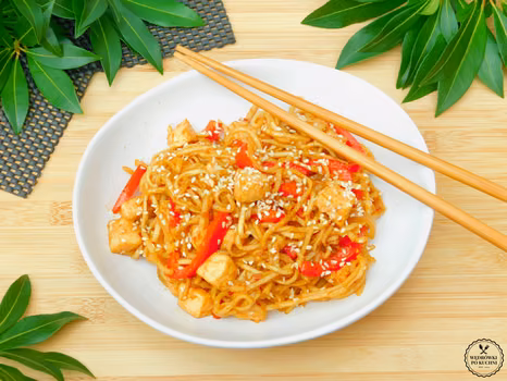 Noodle z kurczakiem teriyaki