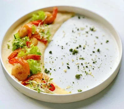 Smażone krewetki z czosnkiem i chili w sosie cytrynowo – kolendrowym