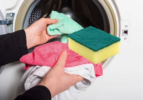 Wsadź gąbkę do naczyń do prania! Efekt usunie odwieczny problem!