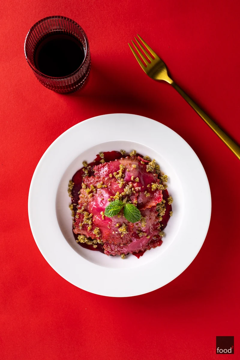 Ravioli z burakiem i ricottą podane z pistacjową gremolatą