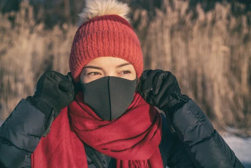 Jak nosić maseczkę zimą? Pamiętaj o tej zasadzie
