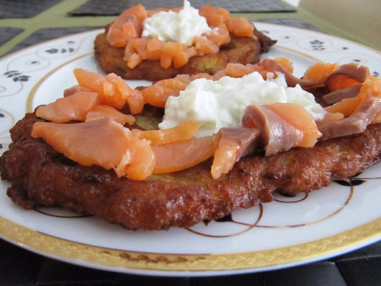 Placki ziemniaczane z sosem tzatziki i łososiem